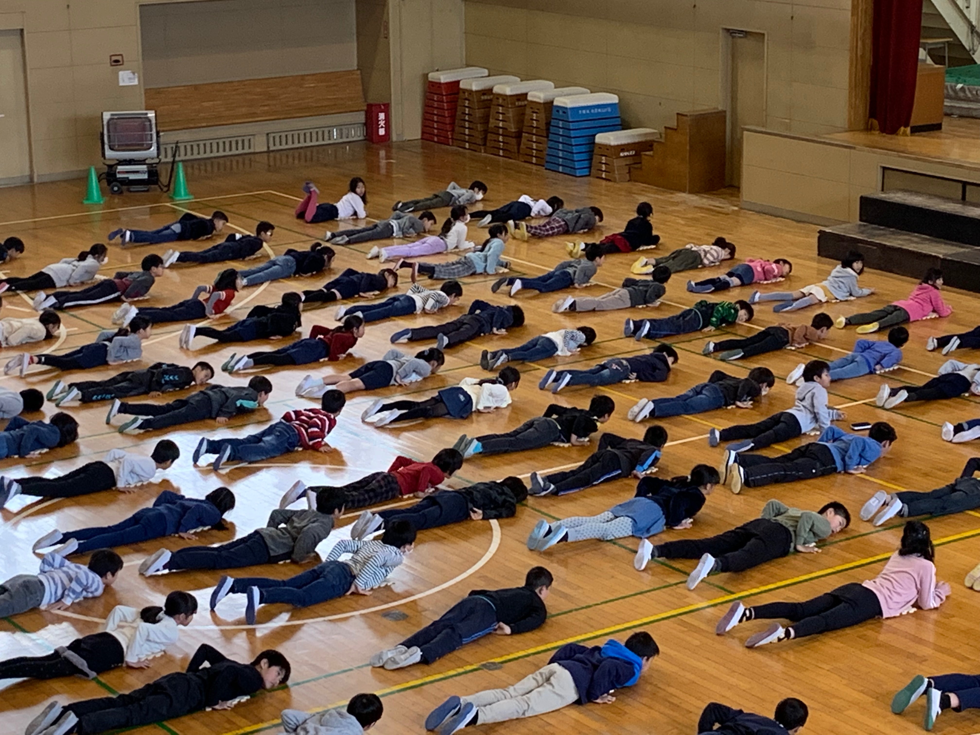横浜市で280名の小学生を対象にサーフィンバランス体験会を実施。